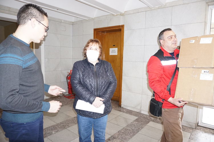100 защитни костюма получиха болниците в Хасковско и МВР