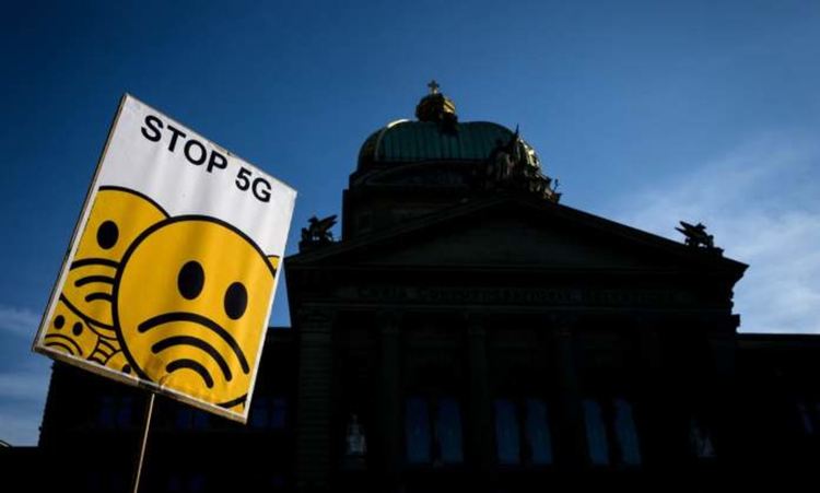 Запалиха кула на руски мобилен оператор заради 5G, коронавирус и чипиране на хората