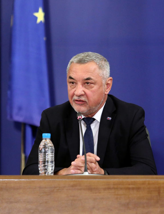 Коалиционните партньори договориха ваучери за туризъм, безплатни чадъри и 1.50 отстояние на масите