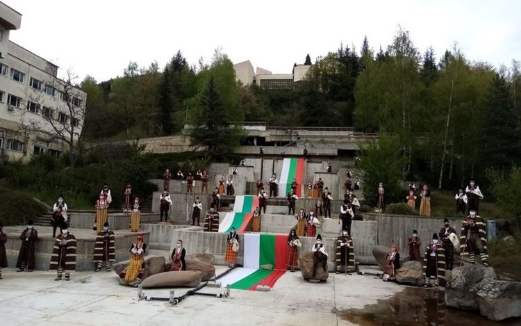 За пръв път в историята- родопски гайдари и певици снимаха видеоклип с маски на лицата