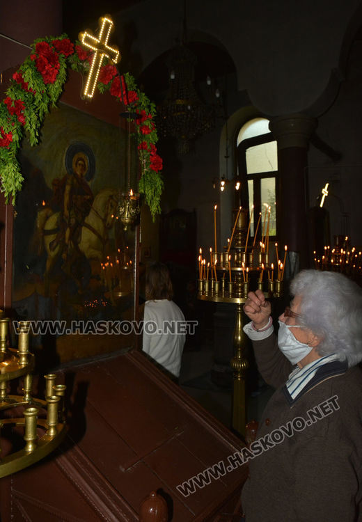 Миряни се молеха пред иконата на Свети Георги, без да я докосват