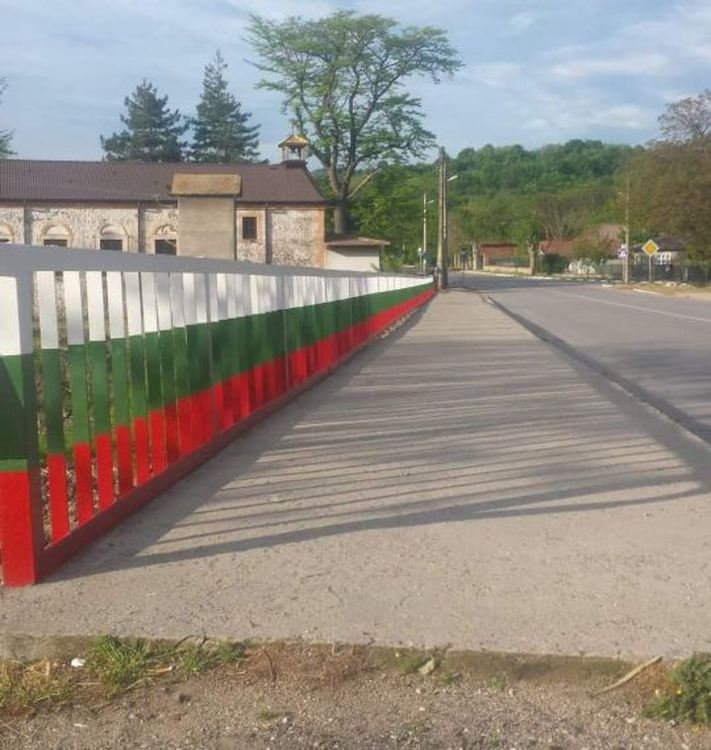 Боядисаха мост в цветовете на българския трибагреник