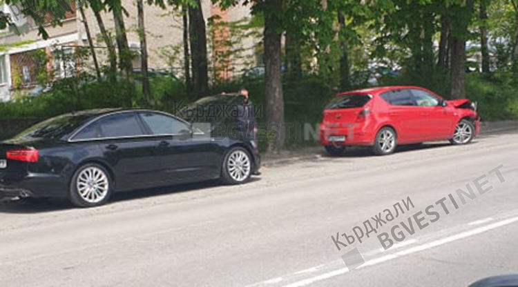 Две скъпи коли се нанизаха на бул.”Беломорски” в Кърджали преди час, едната заби на пешеходна пътека