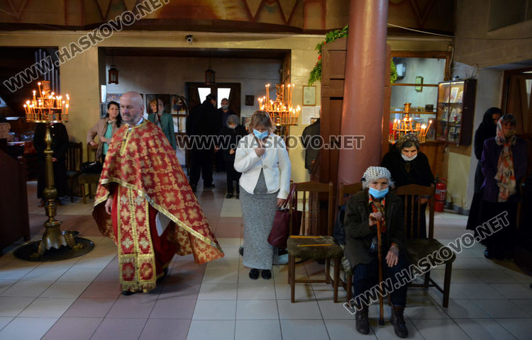Миряни се молеха пред иконата на Свети Георги, без да я докосват