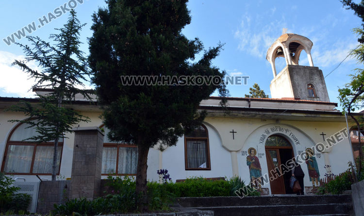 Миряни се молеха пред иконата на Свети Георги, без да я докосват