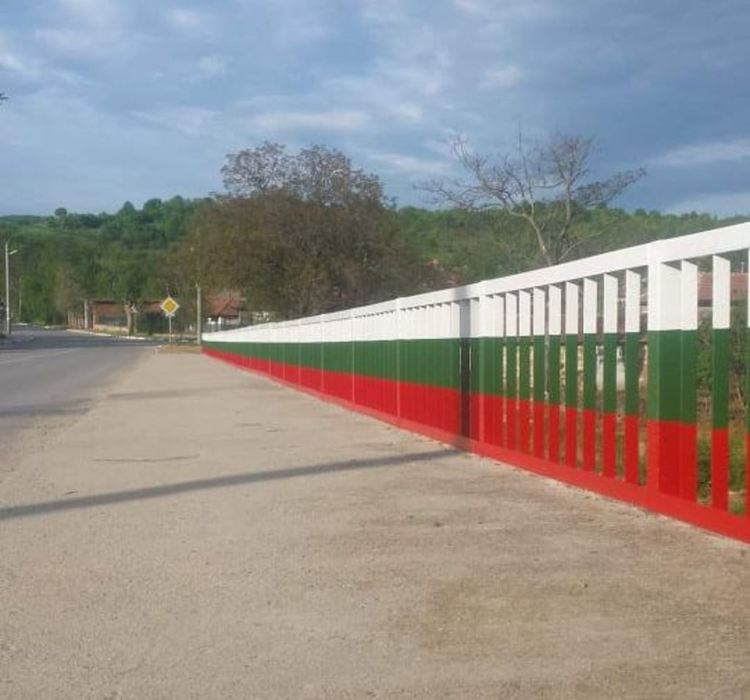 Боядисаха мост в цветовете на българския трибагреник