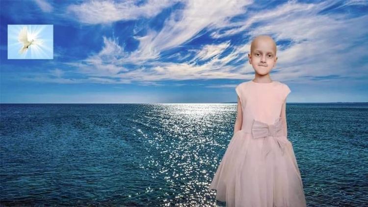 Погледнете нагоре - две сини очички ни гледат от там ... Очички на звездичката Михаела!