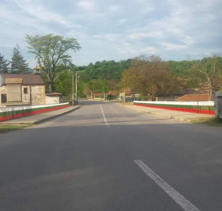 Боядисаха мост в цветовете на българския трибагреник