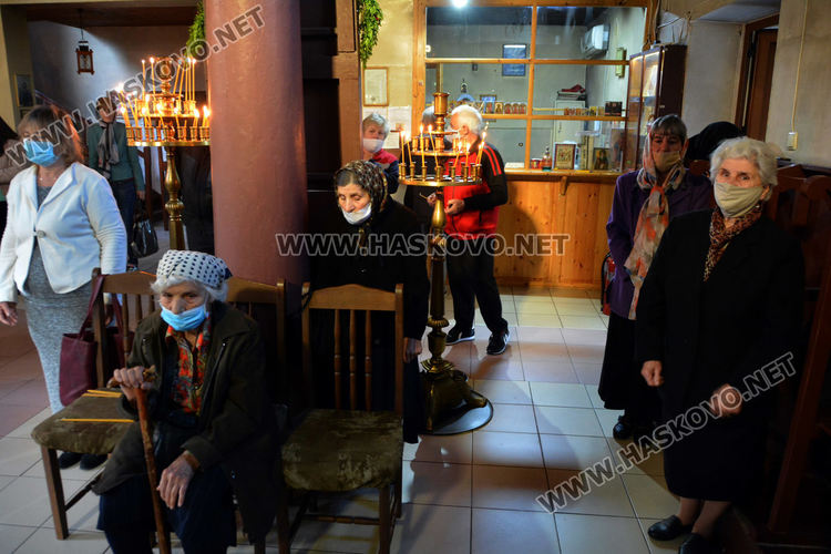 Миряни се молеха пред иконата на Свети Георги, без да я докосват