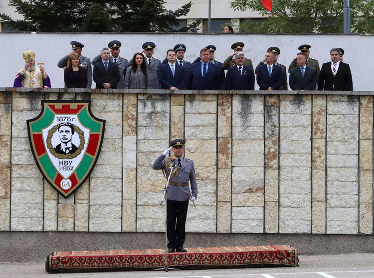 Министърът на отбраната Красимир Каракачанов прие строя на курсантите по време на парада в чест на Деня на храбростта и празник на Българската армия, в който взеха участие и военни машини на въоръжение в НВУ „Васил Левски” Велико Търново. Парадът беше ръководен от началника на висшето училище полк. 