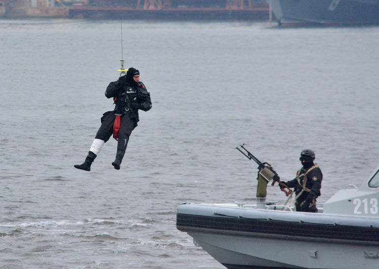 Денят на храбростта и празника на Българската армия 6 май във Варна беше отбелязан с атрактивни демонстрация на ВМС по овладяване на кораб-нарушител. Въпреки мрачното време шоуто не беше лишено от публика