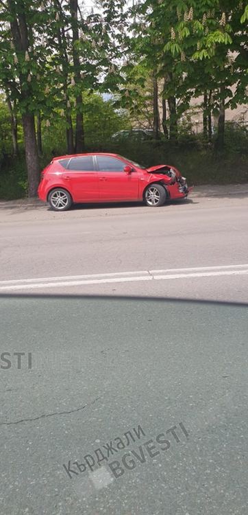 Две скъпи коли се нанизаха на бул.”Беломорски” в Кърджали преди час, едната заби на пешеходна пътека