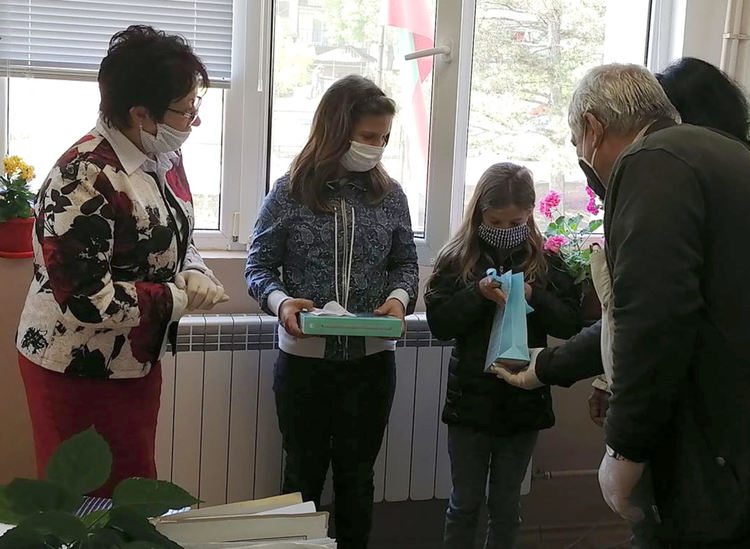 РУО – Хасково подпомогна многодетно семейство с таблети