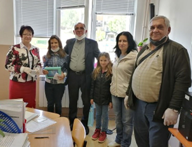 РУО – Хасково подпомогна многодетно семейство с таблети