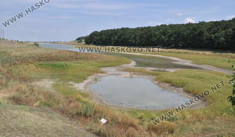 При засушавания нивото на водоема спада значително