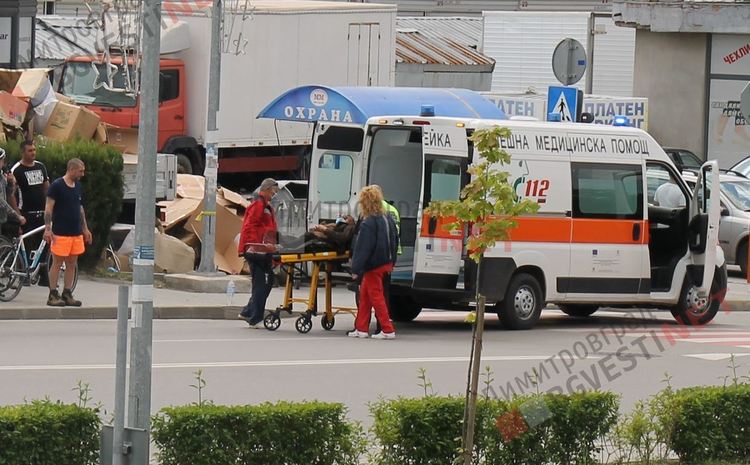 Мъж се строполи на пешеходна пътека в Димитровград