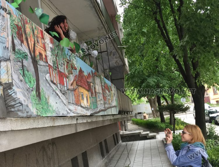 Луиза Китар събра света на своята улица