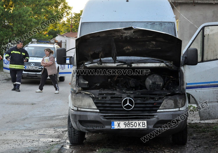 Горя фирмен бус от късо съединение