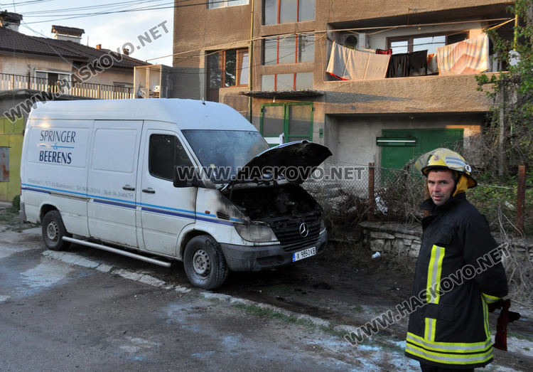 Горя фирмен бус от късо съединение