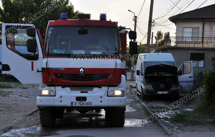 Горя фирмен бус от късо съединение