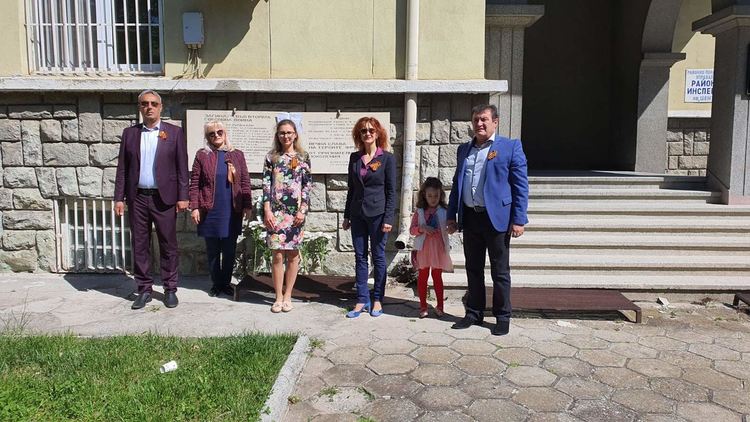 Социалистите склониха глави пред паметниците на героите от Втората световна война в областта