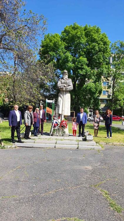 Социалистите склониха глави пред паметниците на героите от Втората световна война в областта