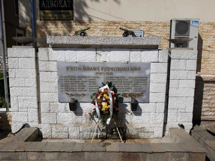 В Деня на победата кирковчани с цветя пред паметната чешма на загиналите във войните