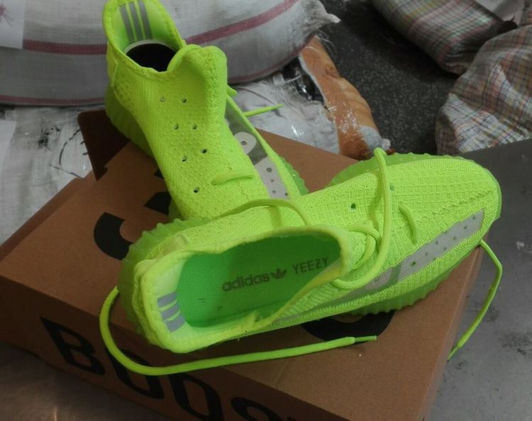 Конфискуваха 22 000 ключодържатели и 215 маратонки менте от камион на границата 