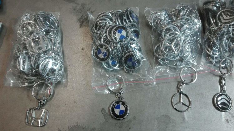 Конфискуваха 22 000 ключодържатели и 215 маратонки менте от камион на границата 