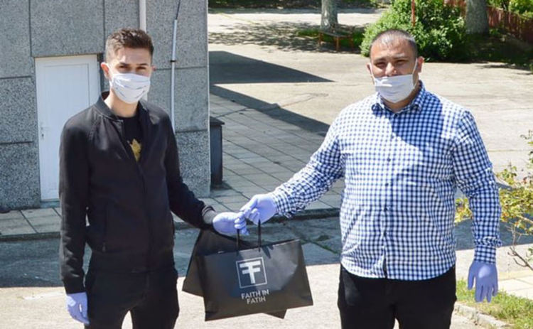 Дизайнерът Фатих с дарение за Защитените жилища в Чернооченско