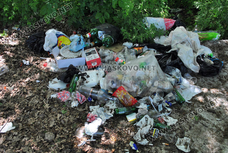 Купища отпадъци са оставени след празненства около чешмите край яз. „Клокотница“