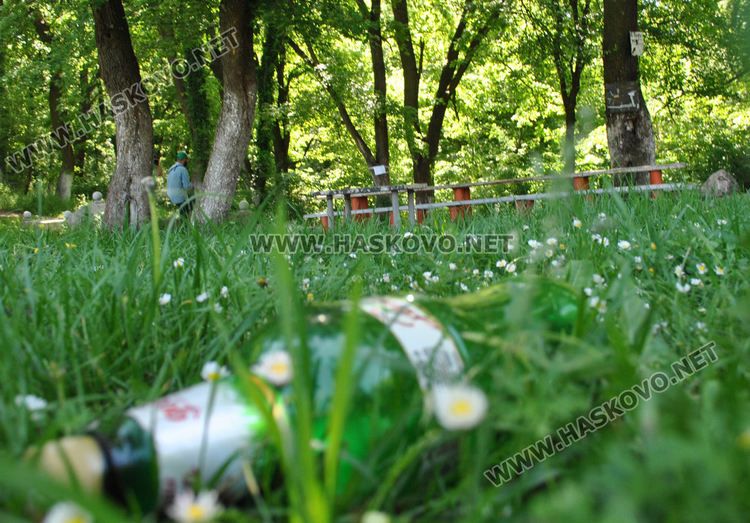 Купища отпадъци са оставени след празненства около чешмите край яз. „Клокотница“