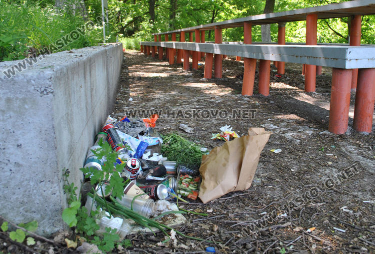 Купища отпадъци са оставени след празненства около чешмите край яз. „Клокотница“
