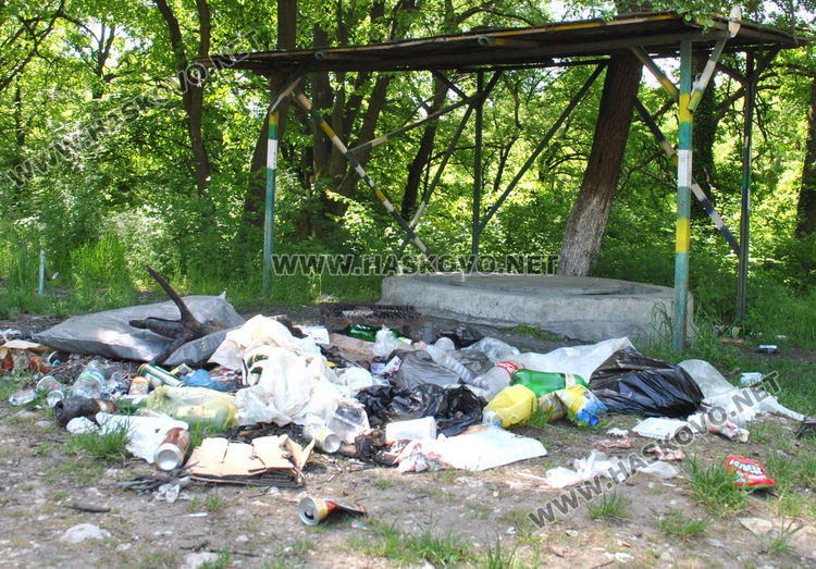 Купища отпадъци са оставени след празненства около чешмите край яз. „Клокотница“