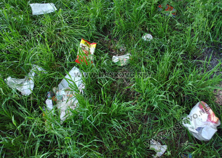 Купища отпадъци са оставени след празненства около чешмите край яз. „Клокотница“