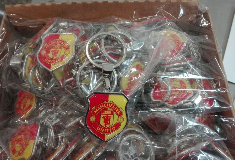 Конфискуваха 22 000 ключодържатели и 215 маратонки менте от камион на границата 