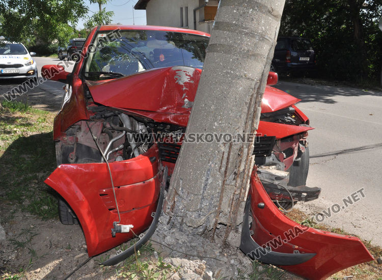 Рено пречупи стълб в “Кенана” (видео)