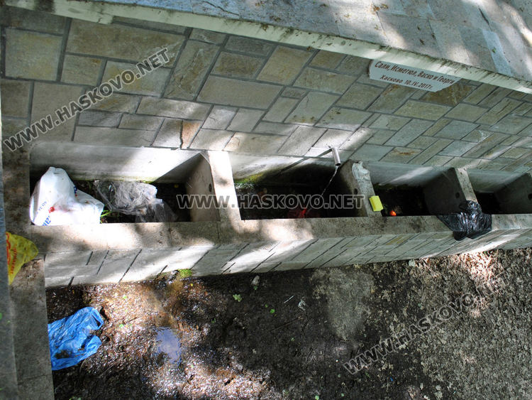 Купища отпадъци са оставени след празненства около чешмите край яз. „Клокотница“
