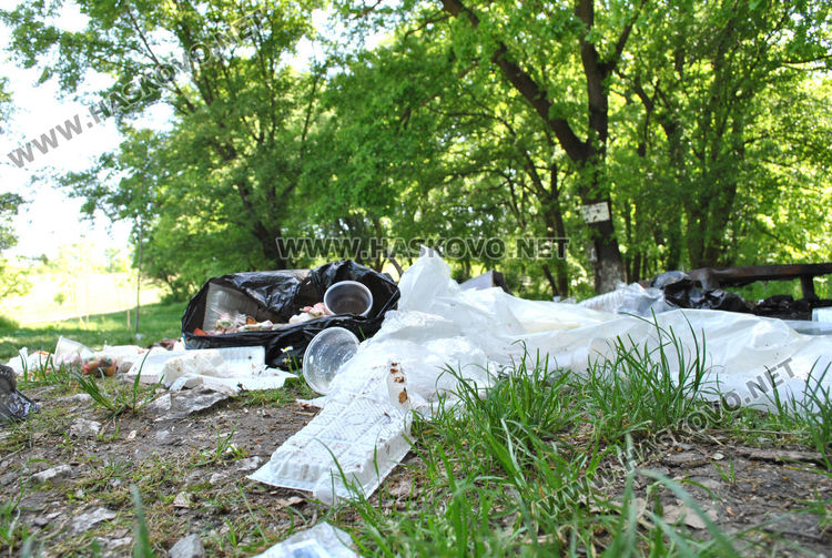 Купища отпадъци са оставени след празненства около чешмите край яз. „Клокотница“