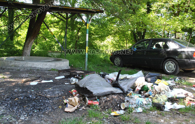 Купища отпадъци са оставени след празненства около чешмите край яз. „Клокотница“