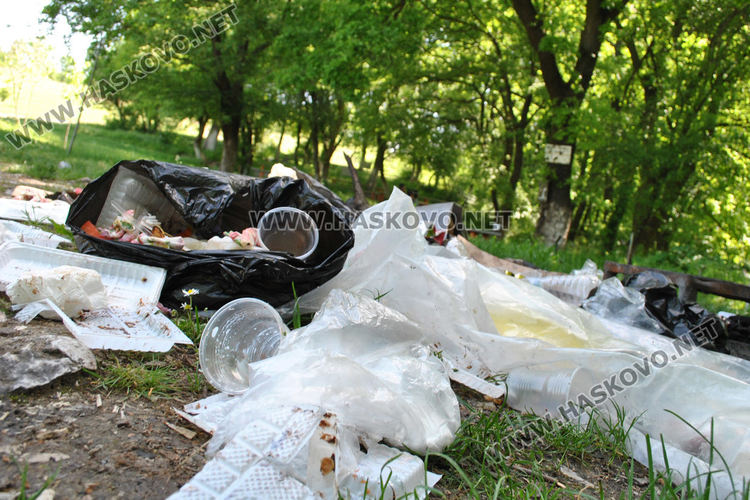 Купища отпадъци са оставени след празненства около чешмите край яз. „Клокотница“
