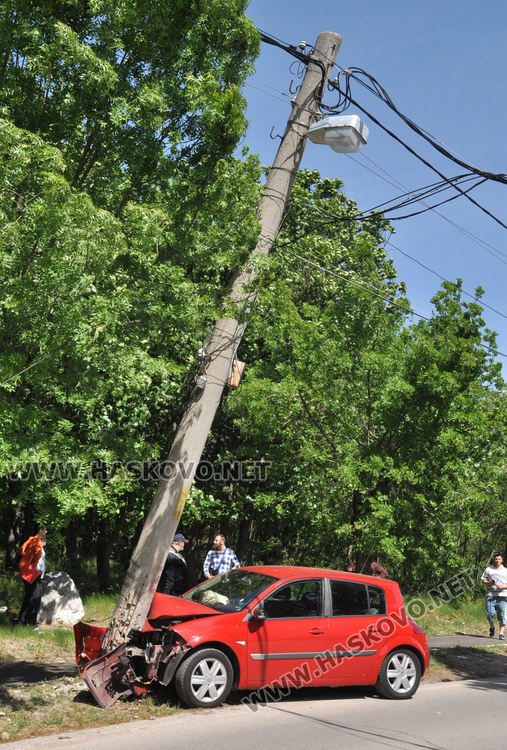 Рено пречупи стълб в “Кенана” (видео)