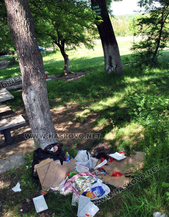 Купища отпадъци са оставени след празненства около чешмите край яз. „Клокотница“