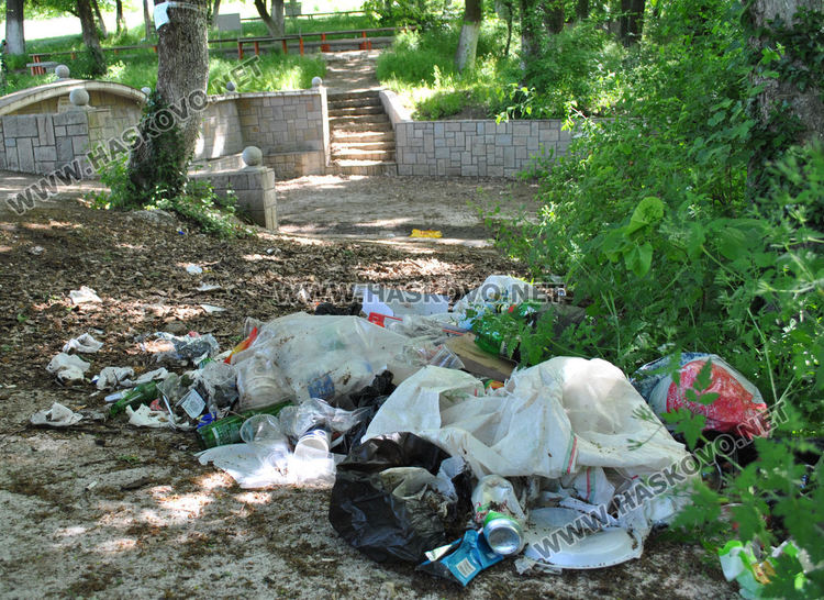 Купища отпадъци са оставени след празненства около чешмите край яз. „Клокотница“