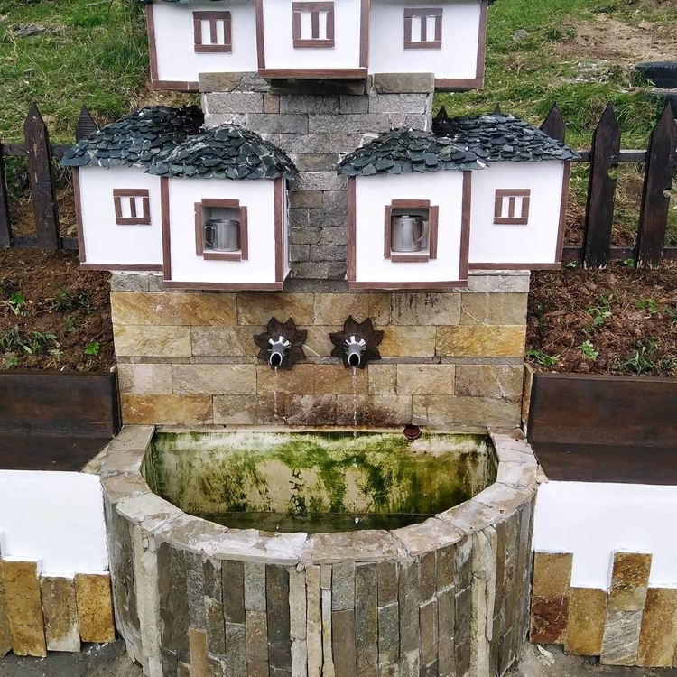 Реставрираната семейна чешма от Фикри, по-малкия му брат и братовчед имсн. Вестник на община Доспат