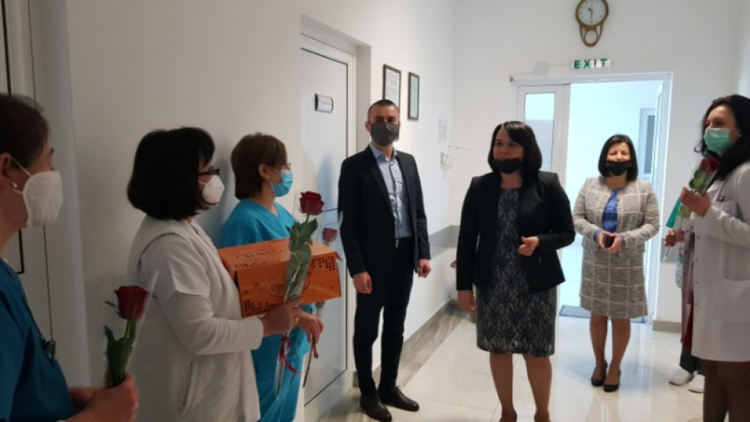 Роза за всяка медицинска сестра в Момчилград