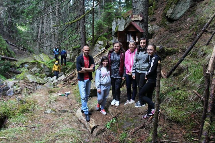 23-годишният студент Фикри реставрира семейна чешма, преди това направи горска библиотека за децата в родното село