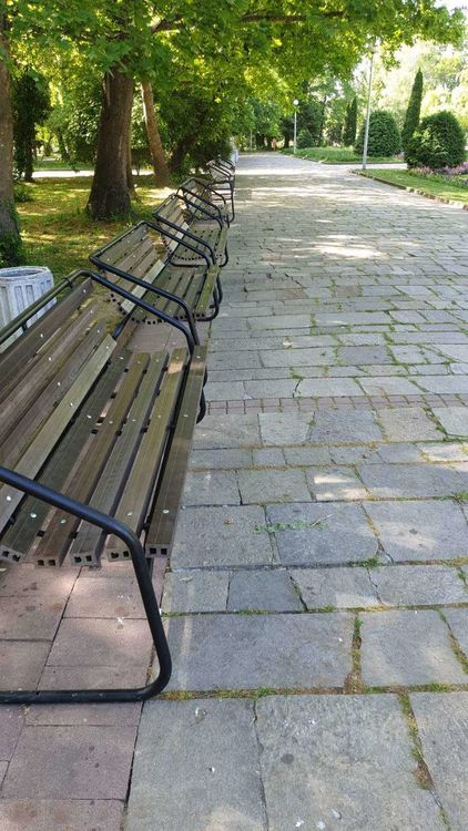 Връщат пейките в парковете на Кърджали