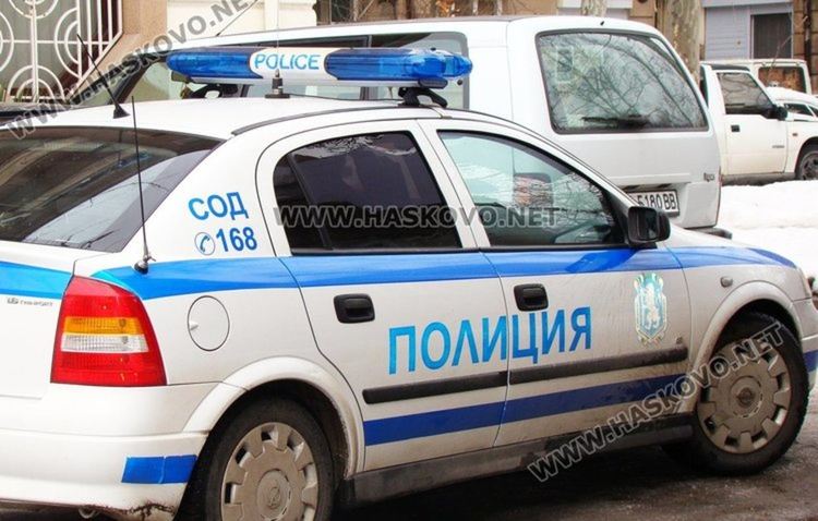 Пиян купонджия размахва брадва, трион и коса пред полицаи
