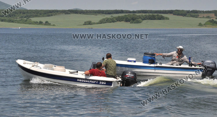 Зарибиха яз. „Тракиец“ с шаран, сом и есетра (видео)